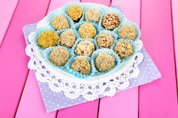 Conjunto de bombones de chocolate, sobre fondo de madera — Foto de Stock