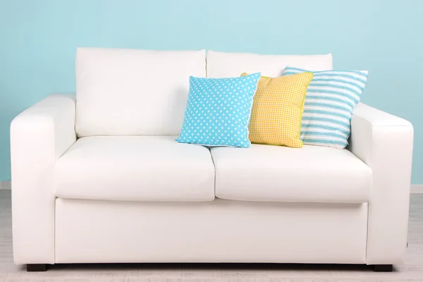 Canapé blanc dans la chambre sur fond bleu — Photo