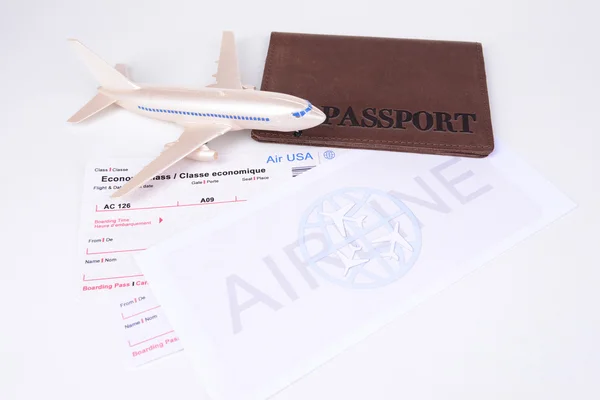 Bilhetes de avião com passaporte isolado em branco — Fotografia de Stock