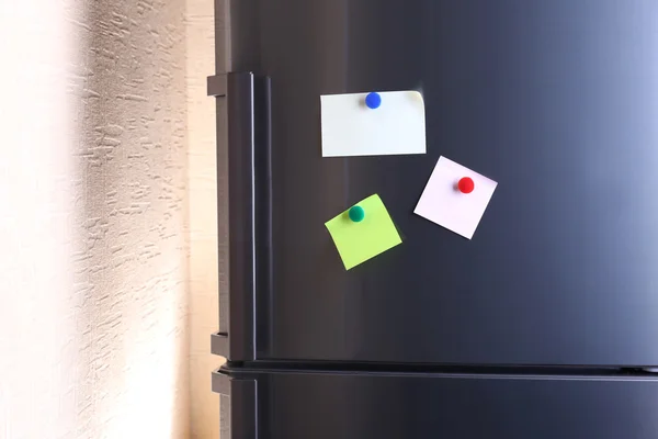 Hojas de papel vacías en la puerta del refrigerador — Foto de Stock