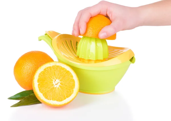 Preparazione di succo d'arancia fresco spremuto con spremiagrumi a mano isolato su bianco — Foto Stock