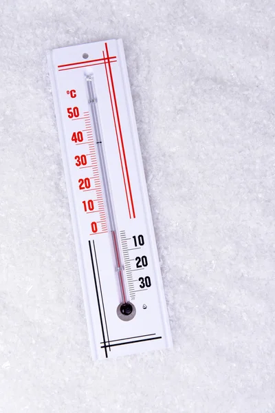 Thermometer im Schnee aus nächster Nähe — Stockfoto