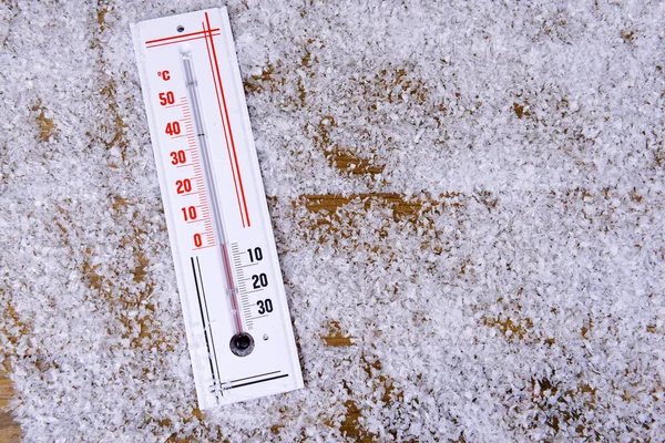 Termometer i snö närbild — Stockfoto