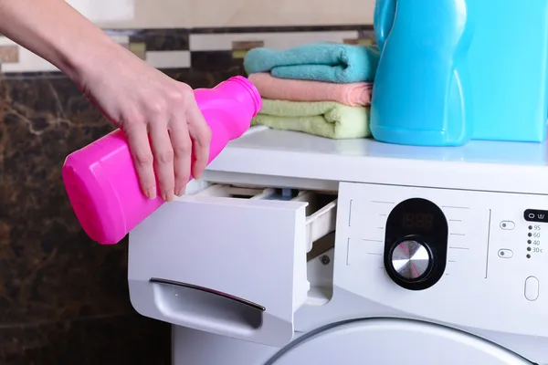 Female hands poured powder in washing machine close-up — Stock fotografie