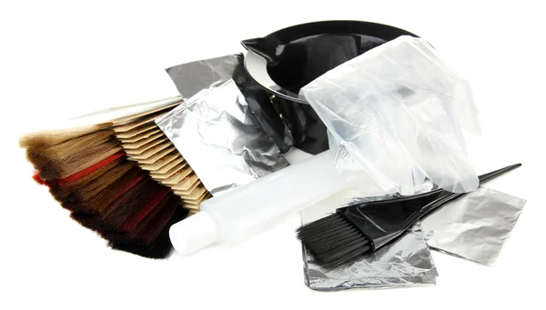 Kit de tintura de cabelo e amostras de cabelo de cores diferentes, isolado em branco — Fotografia de Stock