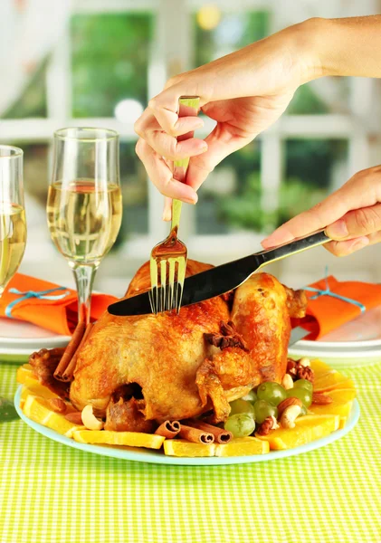 Cortar el primer plano de pollo al horno. Día de Acción de Gracias —  Fotos de Stock