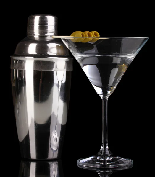 Martiniglas met olijven en shaker geïsoleerd op zwart — Stockfoto