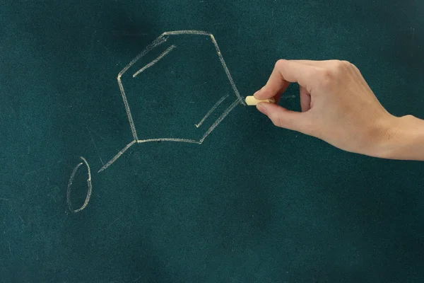 Kemiska struktur formel skrivs på tavlan med krita. — Stockfoto