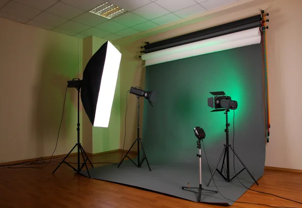 Estúdio fotográfico com equipamento de iluminação — Fotografia de Stock