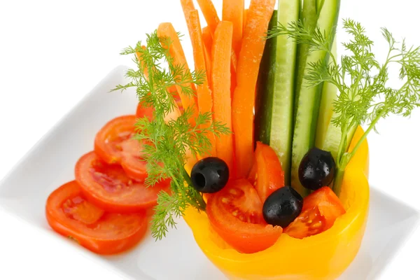 Verschiedene rohe Gemüsestäbchen in Paprika-Schüssel isoliert auf weiß — Stockfoto