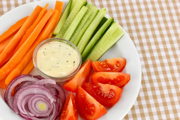 Bâtonnets de légumes crus assortis dans une assiette sur la table gros plan — Photo