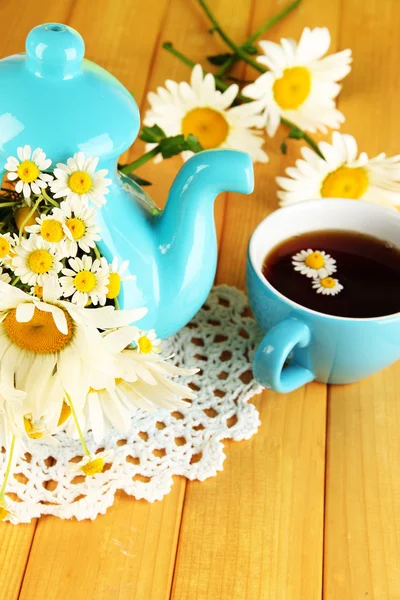 Camomiles lindo buquê em bule de chá em mesa de madeira close-up — Fotografia de Stock