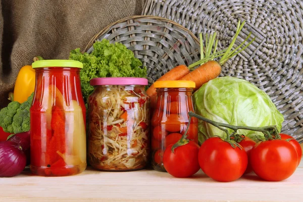 Verduras frescas y enlatadas en la mesa de cerca —  Fotos de Stock