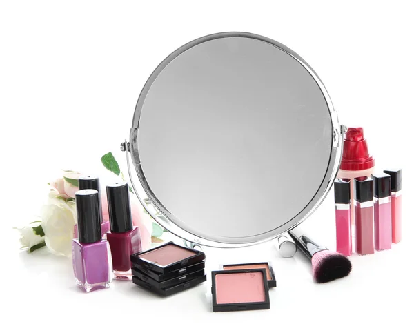 Groep decoratieve cosmetica voor make-up en spiegel, geïsoleerd op wit — Stockfoto