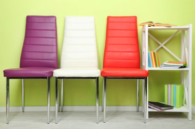 modern renkli sandalyeler, ahşap stand, duvar fon üzerine kitap ile güzel iç
