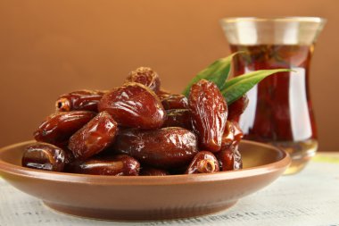 tarihleri ile çay tablo üzerinde kahverengi zemin üzerinde plaka üzerinde kurutulmuş