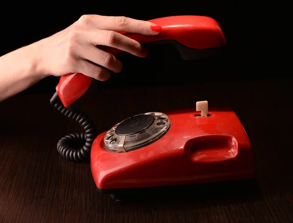 Telefono rosso retrò, su sfondo scuro — Foto Stock