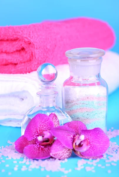 Bella spa impostazione con orchidea su sfondo blu — Foto Stock