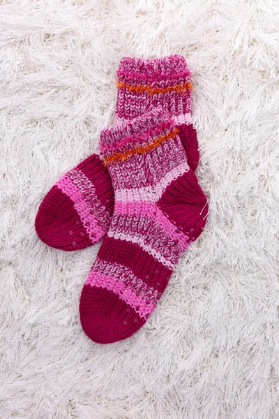 Шерстяные носки, на цветном фоне — стоковое фото