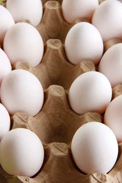 Huevos en bandeja de papel de primer plano — Foto de Stock