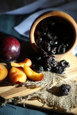 ahşap zemin üzerine peçete üzerinde ahşap kase taze ve kuru erik