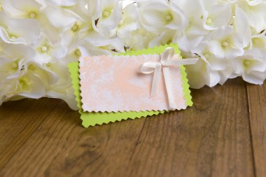 renkli ahşap zemin üzerinde güzel yapay çiçek buketi