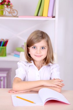 küçük kız, resepsiyon odasında oturmak
