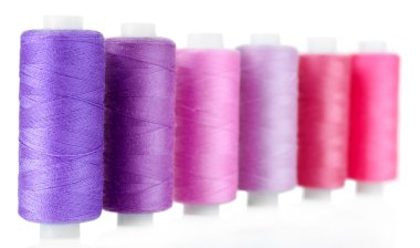 renkli makaralar üzerinde beyaz izole iş parçacığı