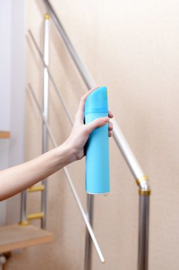 toz boya spreyi el yakın çekim