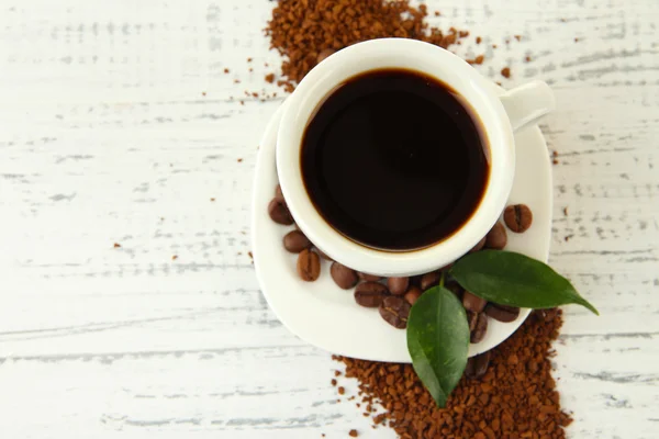 Чашка кави з миттєвою кавою на дерев'яному фоні — стокове фото