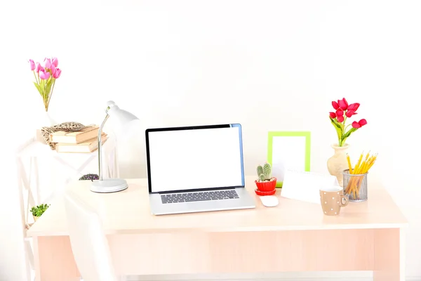 Lugar de trabajo en casa con ordenador portátil, de cerca — Foto de Stock