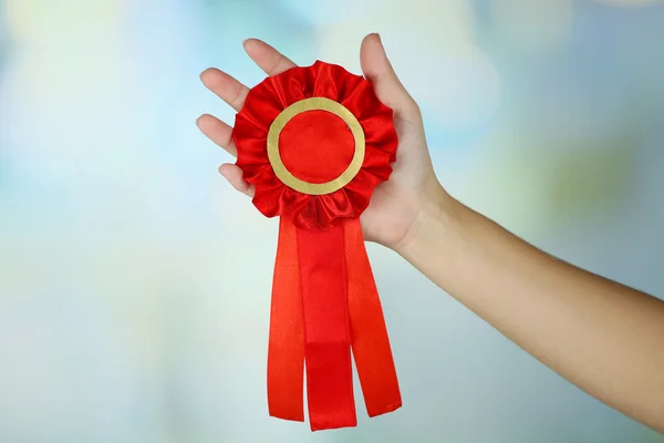 Rote Schleife ist Symbol für Erfolg und ersten Preis, auf hellem Hintergrund — Stockfoto