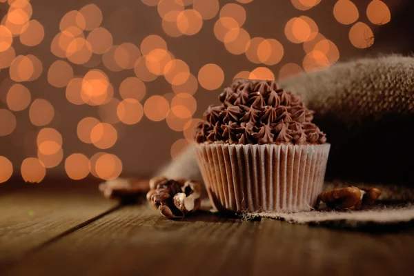 Velsmagende cupcake med smørcreme, på træbord, på lys baggrund - Stock-foto