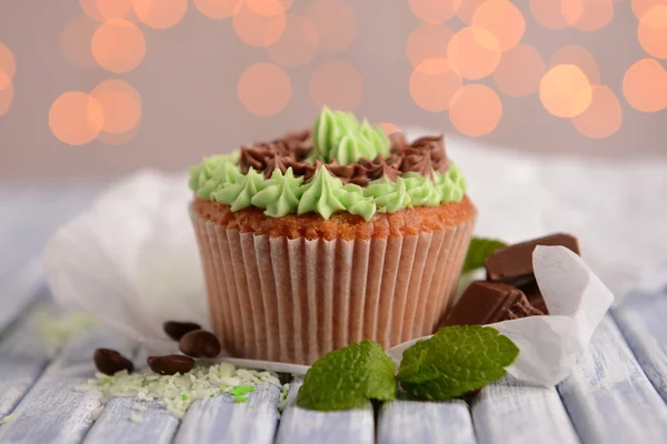 Leckere Cupcake mit Buttercreme, auf Farbe Holztisch, auf Licht Hintergrund — Stockfoto