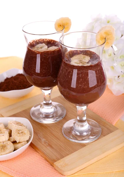 Cocktails mit Banane und Schokolade auf Tisch auf weißem Hintergrund — Stockfoto