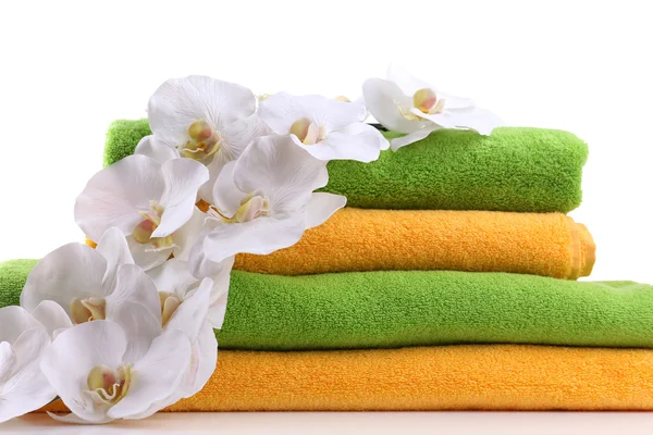 다채로운 수건 및 난초 꽃, 흰색 절연 — 스톡 사진