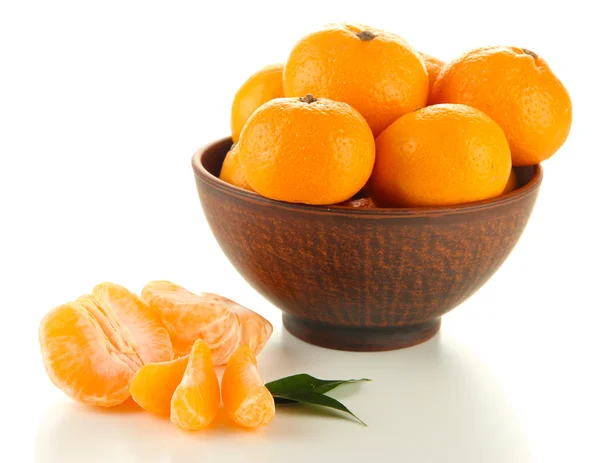 Ripe tangerines in bowl isolated on white — Stock Photo, Image