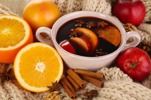 Fragrant mulled wine in pan on knitted scarf close-up — Stock Photo, Image