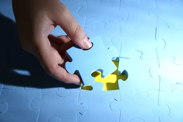 Hand holding puzzle piece, close up — Stock Photo, Image