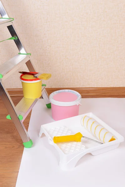 Metal ladder and paint in room — Stock Photo, Image