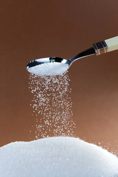 Zucker auf braunem Hintergrund — Stockfoto