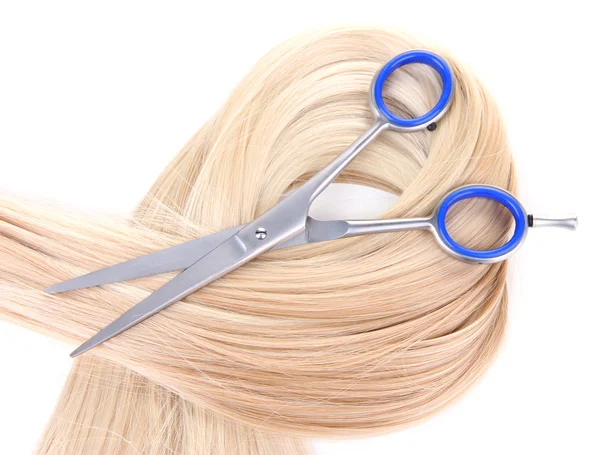 Długie blond włosy i na białym tle nożyczki — Zdjęcie stockowe