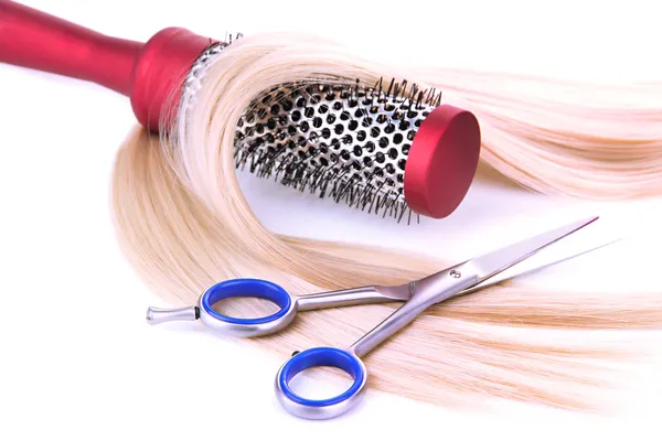 Длинные светлые волосы с расчёской и ножницами, изолированные на белом — стоковое фото