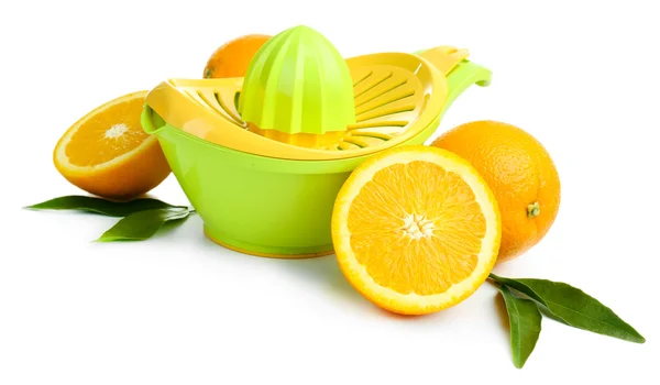 Citruspress och apelsiner isolerad på vit — Stockfoto
