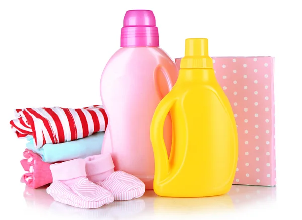 Secadores suavizantes y polvo de lavado con ropa para niños aislada en blanco —  Fotos de Stock
