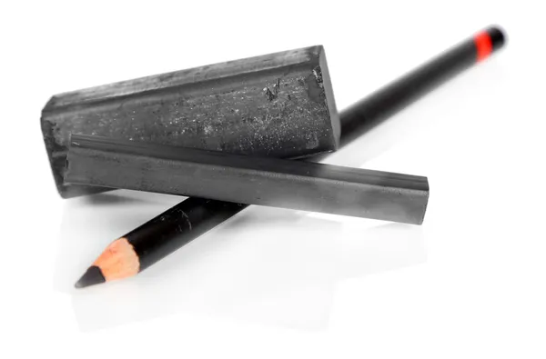 黒い炭、白で隔離される鉛筆の描画 — ストック写真