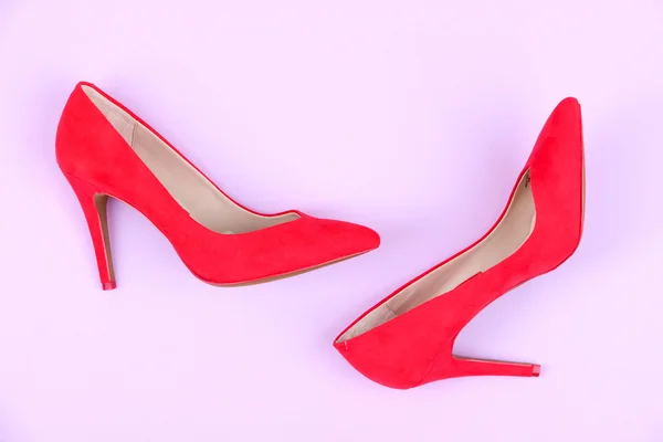 Beautiful red female shoes, on purple background — Stock Photo, Image