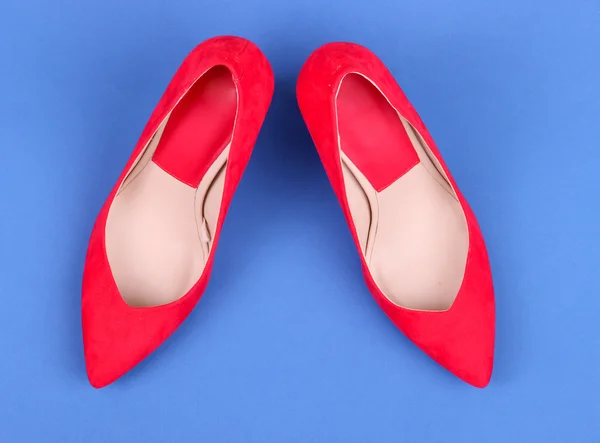 Belles chaussures féminines rouges, sur fond bleu — Photo