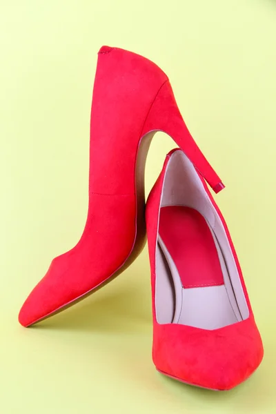 Belle scarpe rosse femminili, su sfondo giallo — Foto Stock