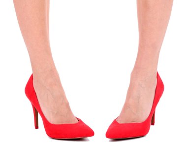 güzel kadın bacaklarını açıp üzerine beyaz izole kırmızı ayakkabılar